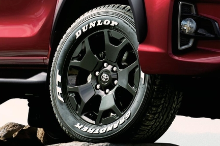 265/60R18タイヤ(ホワイトレター)+18×7 1/2Jアルミホイール(ブラック塗装・センターキャップ付)