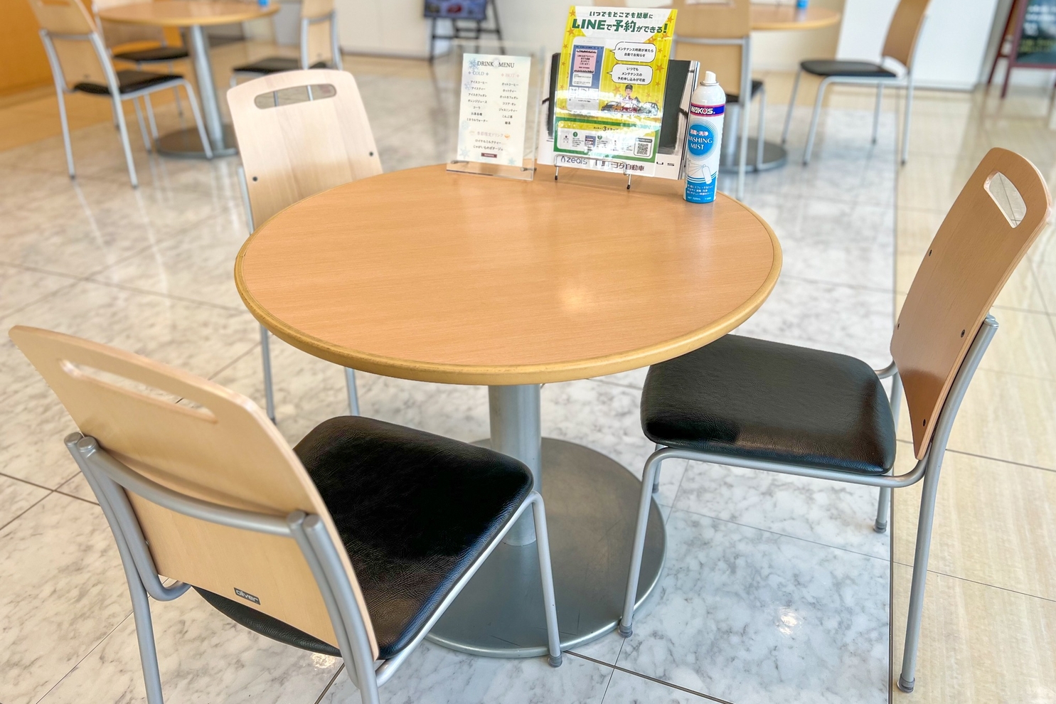 3人掛けテーブル_群馬トヨタ安中杉並木店_202302