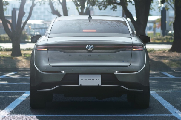 【モデル入り素材】CROSSOVER RS（2.4Lターボハイブリッド車）