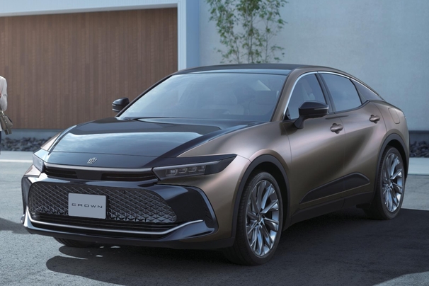 【モデル入り素材】CROSSOVER Z（2.5Lハイブリッド車）