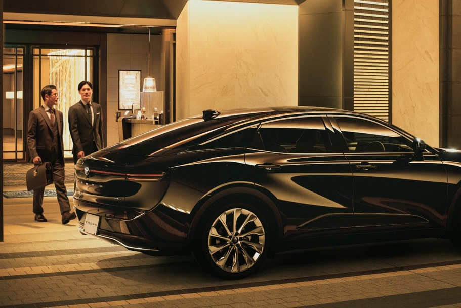 【モデル入り素材】CROSSOVER Z（2.5Lハイブリッド車）