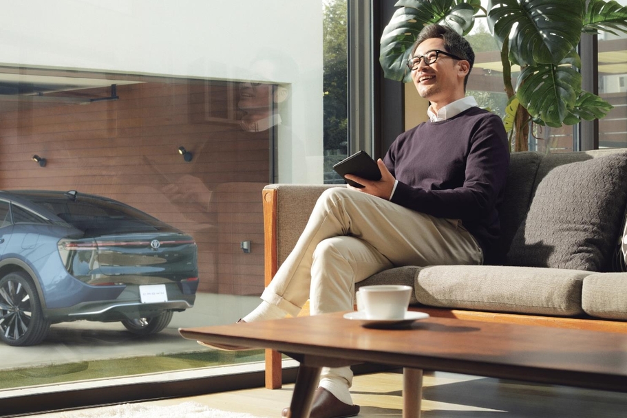 【モデル入り素材】CROSSOVER RS（2.4Lターボハイブリッド車）