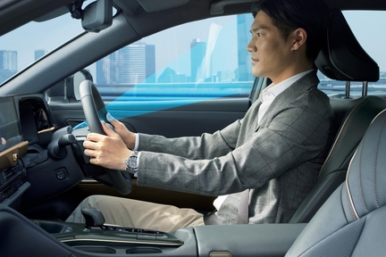 【モデル入り素材】CROSSOVER RS（2.4Lターボハイブリッド車）