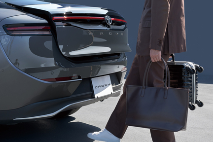 【モデル入り素材】ハンズフリーパワートランクリッド（挟み込み防止機能＊付）　