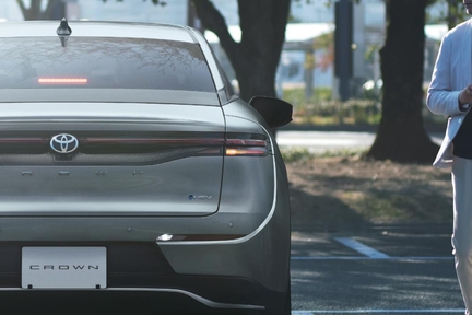 【モデル入り素材】CROSSOVER RS（2.4Lターボハイブリッド車）