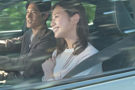 【モデル入り素材】CROSSOVER RS（2.4Lターボハイブリッド車）